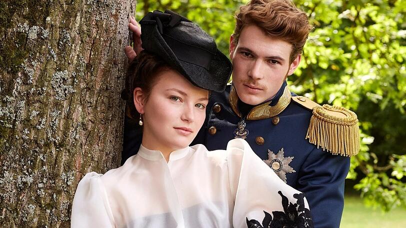 In den Hauptrollen von &bdquo;Die Kaiserin&ldquo; bei Netflix sind Devrim Lingnau als Kaiserin Elisabeth und Philip Froissant als Kaiser Franz Joseph I. zu sehen.