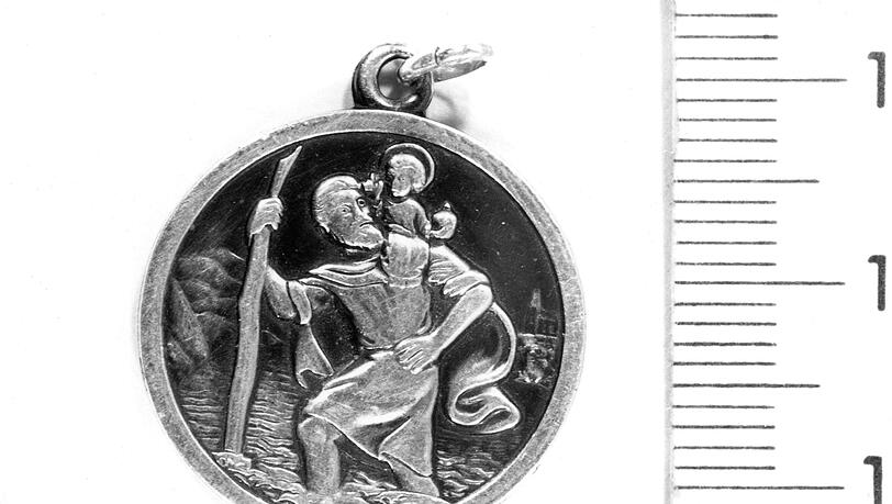 Ein silberner Anhänger könnte Hinweise auf den Täter im Fall Marion Baier bringen. (Archivbild) Ein silberner Anhänger könnte Hinweise auf den Täter im Fall Marion Baier bringen. (Archivbild)