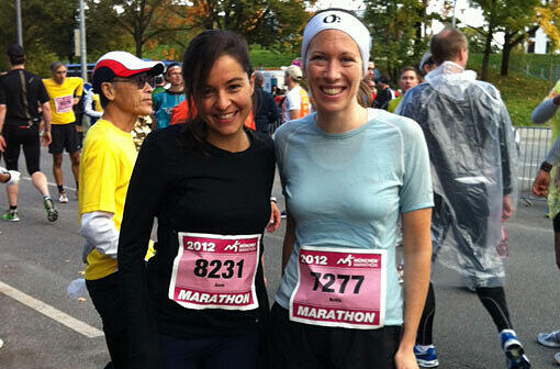 AZ-Reporterin Anne Hund (links) und ihre Freundin "Spearsi" beim München Marathon