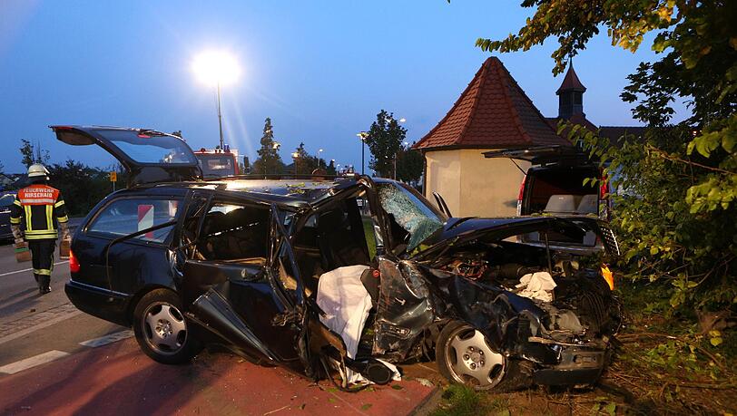 Die beiden Insassen mussten von der Feuerwehr aus dem Wrack geschnitten werden. Sie starben noch an der Unfallstelle. Die beiden Insassen mussten von der Feuerwehr aus dem Wrack geschnitten werden. Sie starben noch an der Unfallstelle.