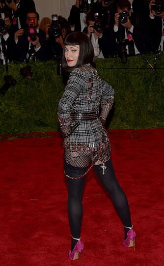 Vom Scheitel bis zur Sohle: Bei diesem Outfit von Pop-Diva Madonna ist wirklich alles schiefgelaufen.