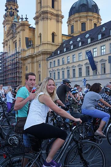 Die Radl-Nacht auf Münchens Straßen war ein voller Erfolg - knapp 8.000 Radfahrer gingen gemeinsam auf Tour durch die Münchener Innenstadt.