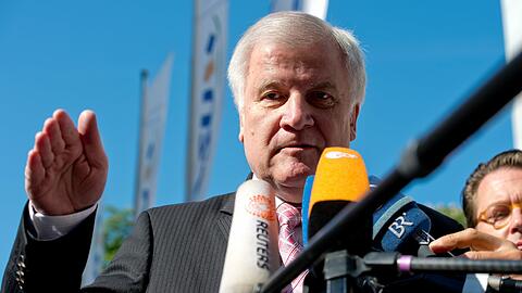 Neue Forderungen der CSU in der Flüchtlingspolitik. Diesmal keine Kritik an Angela Merkel.