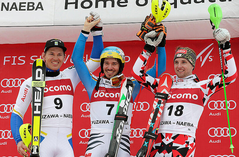 Felix Neureuther feiert seinen zwölften Weltcup-Sieg mit dem zweitplatzierten Andre Myhrer aus Schweden (l) und dem drittplatzierten Marco Schwarz aus Österreich.