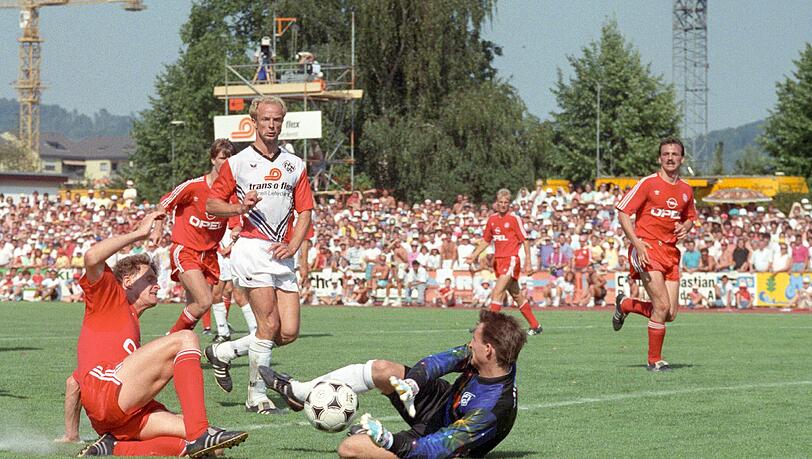 1990/91: FV Weinheim (3.) - Bayern München 1:0. Die Bayern scheitern schon in der ersten Runde gegen den FV Weinheim. 1990/91: FV Weinheim (3.) - Bayern München 1:0. Die Bayern scheitern schon in der ersten Runde gegen den FV Weinheim.