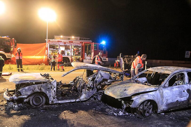 Unfall-Drama auf der A3 bei Nürnberg - Bilder vom Bergungseinsatz.