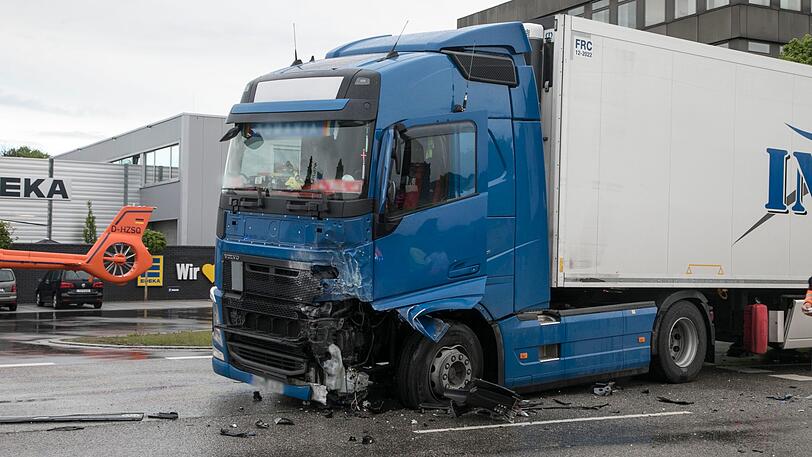 Bei einem Frontalcrash mit einem Lkw kam ein 18-jähriger Autofahrer in Trostberg ums Leben.