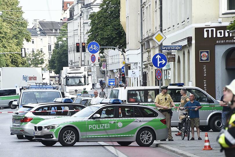 In der Kapuzinerstraße sind Teile eines Hausdachs einfach auf die Straße gefallen.