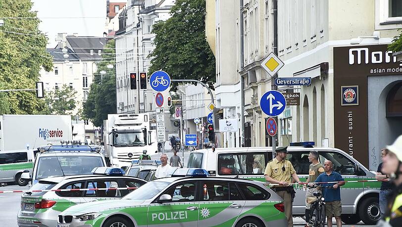 In der Kapuzinerstraße sind Teile eines Hausdachs einfach auf die Straße gefallen. In der Kapuzinerstraße sind Teile eines Hausdachs einfach auf die Straße gefallen.