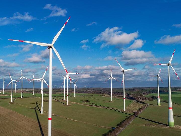 Als wichtige Maßnahmen für die Energiewende bezeichneten 92 Prozent der über 14-Jährigen in Deutschland den Ausbau erneuerbarer Energiequellen wie Windkraft und Sonne.