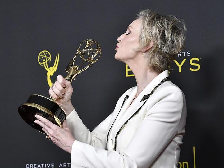 Jane Lynch wurde in der Kategorie "herausragende Gastdarstellerin" in der Serie "The Marvelous Mrs. Maisel" ausgezeichnet.