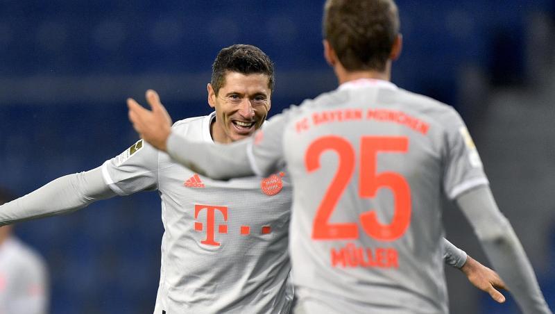 Robert Lewandowski (l) und Thomas Müller bejubeln das zwischenzeitliche 3:0.