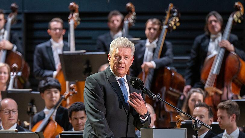 Dieter Reiter, Oberbürgermeister von München, spricht zu Eröffnung der Isarphilharmonie im Orchestersaal.