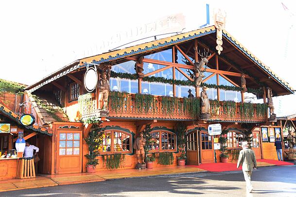 Schon am ersten Wiesn-Tag bei Promis beliebt: Die Wildstuben von Wiesn-Wirt Klaus Renoldi. Schon am ersten Wiesn-Tag bei Promis beliebt: Die Wildstuben von Wiesn-Wirt Klaus Renoldi.