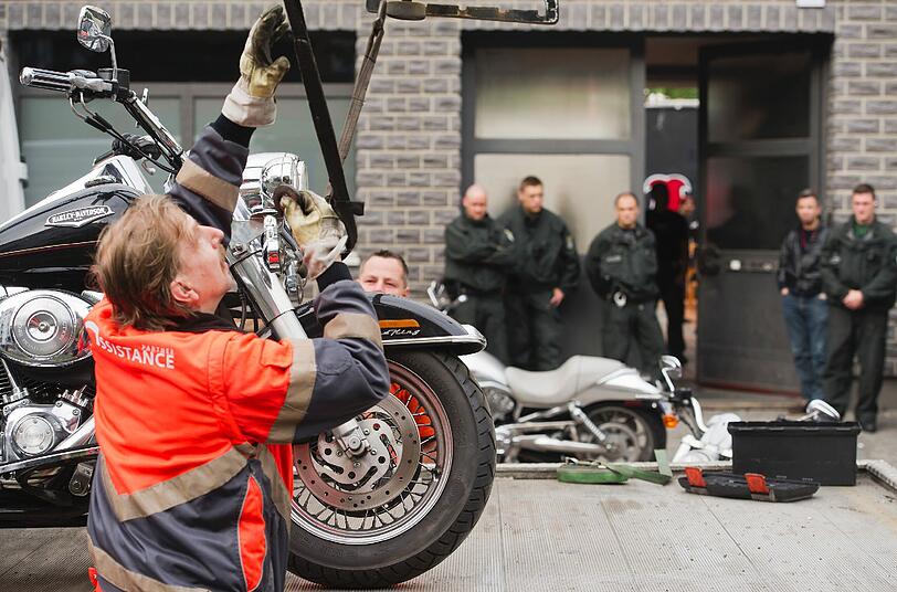 Razzia bei den Hells Angels: Poliziten verladen Motorräder, Bilder und andere Beweismittel und räumen ein Rocker-Clubhaus in Berlin aus. Die Bilder