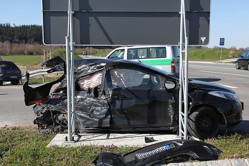 Bei dem heftigen Aufprall wurde das Auto vollständig demoliert.