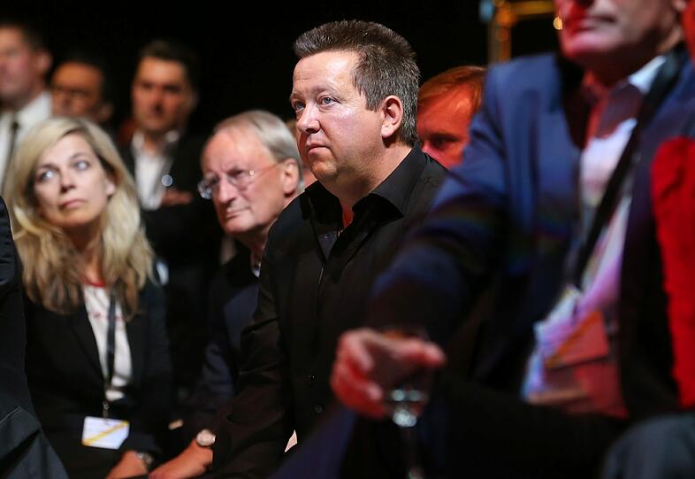 Auch Prinzen-Sänger Sebastian Krumbiegel (M) verfolgt den Schlagabtausch live im Studio.