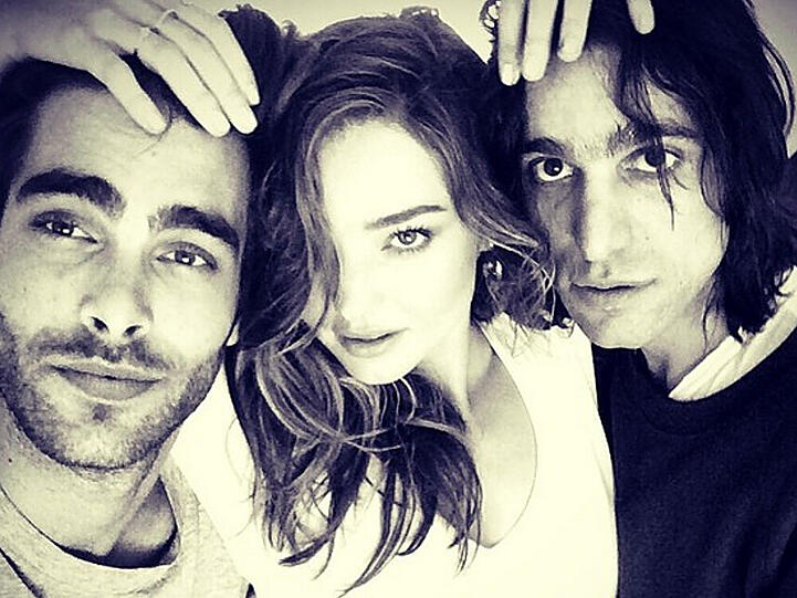 Miranda Kerr mit Model-Kollegen Jon Kortajarena (links) und Fotograf Sebastian Faena