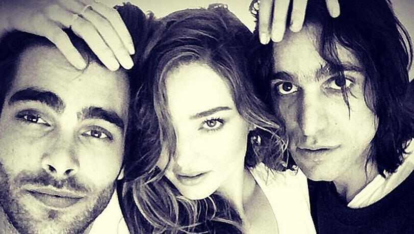 Miranda Kerr mit Model-Kollegen Jon Kortajarena (links) und Fotograf Sebastian Faena Miranda Kerr mit Model-Kollegen Jon Kortajarena (links) und Fotograf Sebastian Faena