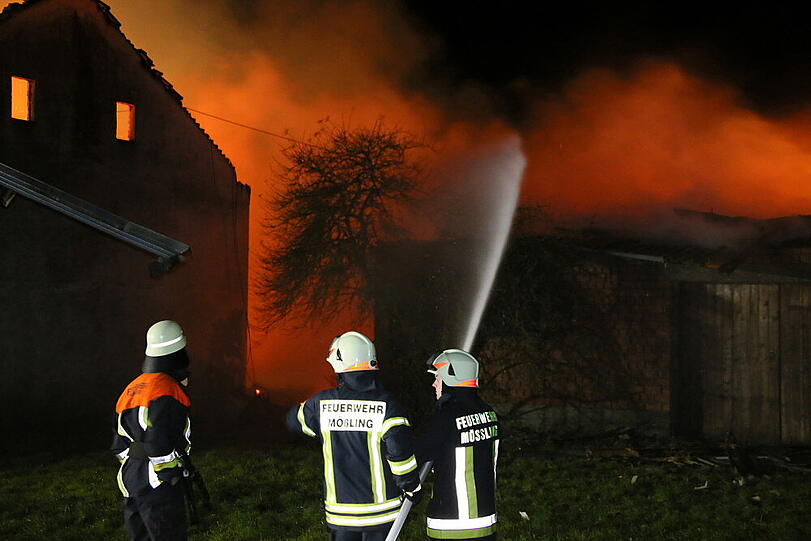 Scheunenbrand in Litlbach. Die Bilder vom Feuerwehreinsatz.
