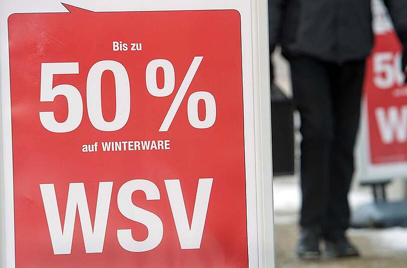 Obwohl es den Winterschlussverkauf offiziell nicht mehr gibt und oft nur noch "Sale"-Schildchen zu sehen sind, ist momentan ein guter Zeitpunkt, um das ein oder andere Schnäppchen zu machen.