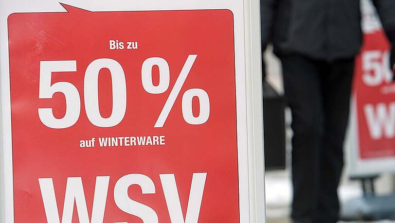 Obwohl es den Winterschlussverkauf offiziell nicht mehr gibt und oft nur noch "Sale"-Schildchen zu sehen sind, ist momentan ein guter Zeitpunkt, um das ein oder andere Schnäppchen zu machen. Obwohl es den Winterschlussverkauf offiziell nicht mehr gibt und oft nur noch "Sale"-Schildchen zu sehen sind, ist momentan ein guter Zeitpunkt, um das ein oder andere Schnäppchen zu machen.