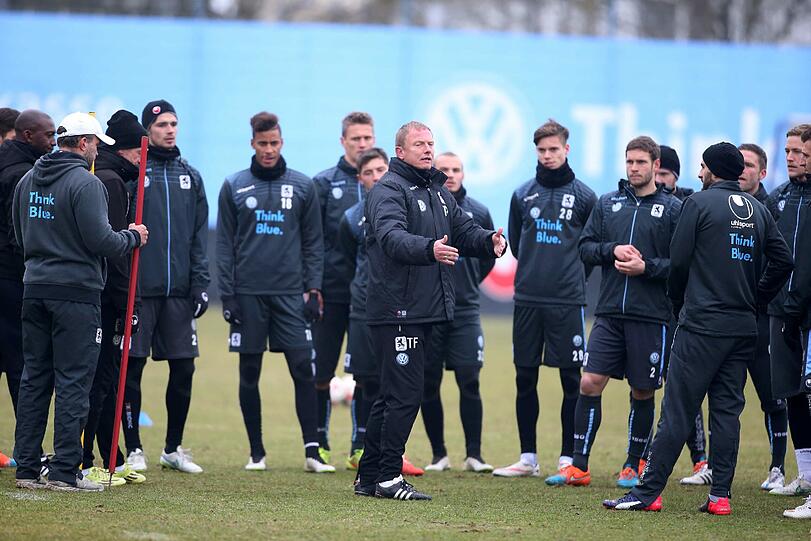 Löwen-Trainer Torsten Fröhling und seine Mannschaft.