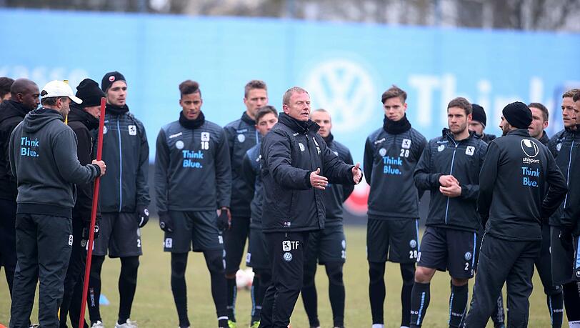 Löwen-Trainer Torsten Fröhling und seine Mannschaft. Löwen-Trainer Torsten Fröhling und seine Mannschaft.