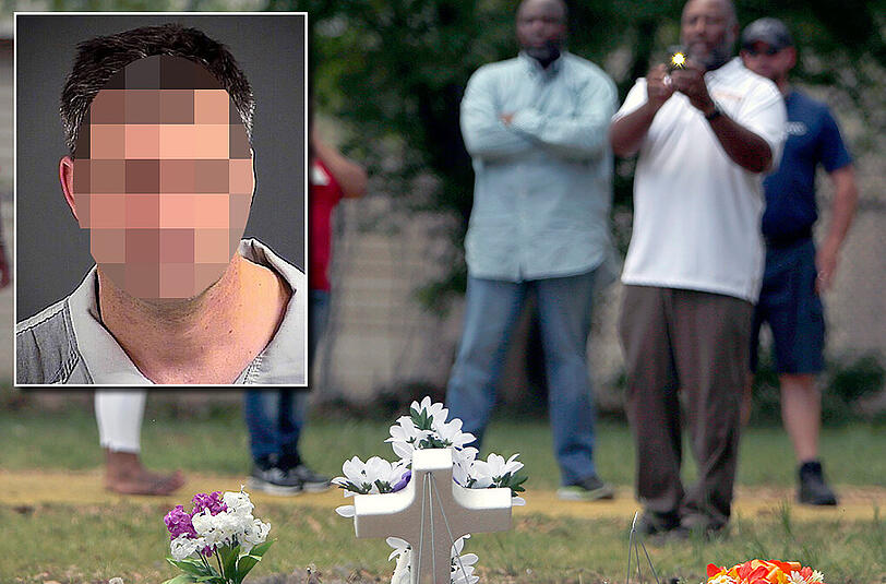 Menschen in North Charleston legen Blumen am Tatort nieder. Der Schütze (l) wurde aus dem Polizeidienst entlassen.