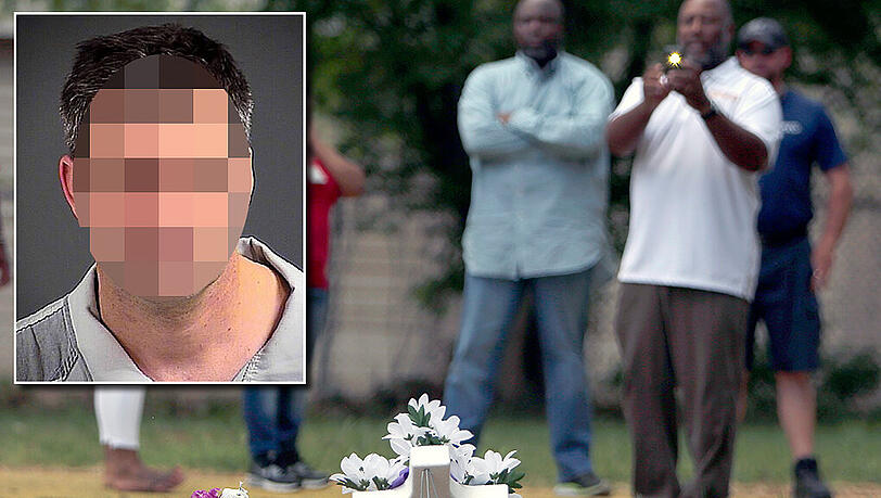 Menschen in North Charleston legen Blumen am Tatort nieder. Der Schütze (l) wurde aus dem Polizeidienst entlassen. Menschen in North Charleston legen Blumen am Tatort nieder. Der Schütze (l) wurde aus dem Polizeidienst entlassen.