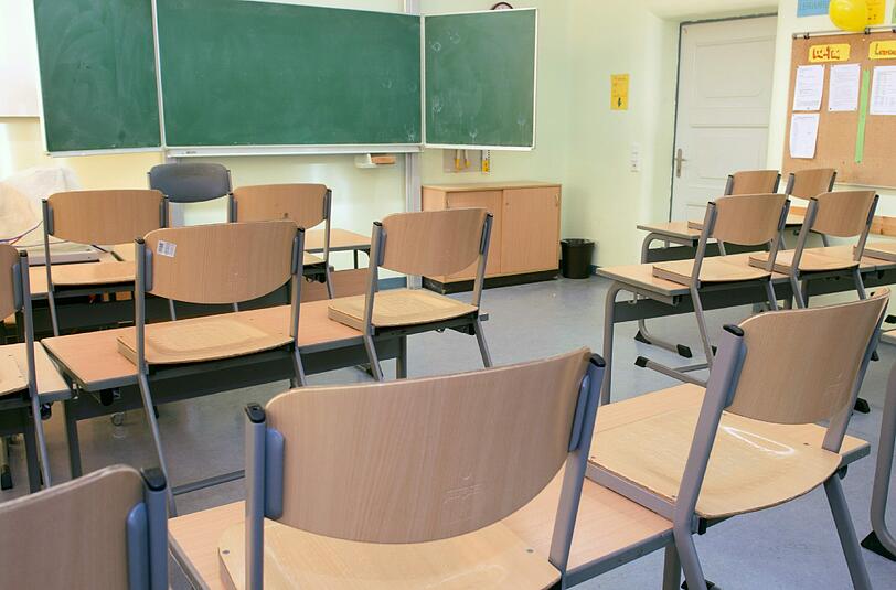 Ein damals 15-Jähriger zog einem Mitschüler den Stuhl unter hinterm weg. Der Fall landete vor Gericht. (Symbolbild)