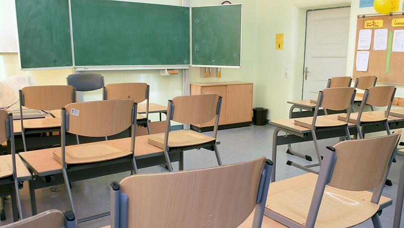 Ein damals 15-Jähriger zog einem Mitschüler den Stuhl unter hinterm weg. Der Fall landete vor Gericht. (Symbolbild) Ein damals 15-Jähriger zog einem Mitschüler den Stuhl unter hinterm weg. Der Fall landete vor Gericht. (Symbolbild)