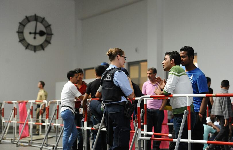Die Flüchtlinge, die am Hauptbahnhof in München angekommen sind, sind von der Bundespolizei registriert und in verschiedene Erstaufnahmeeinrichtungen in Bayern gebracht worden.