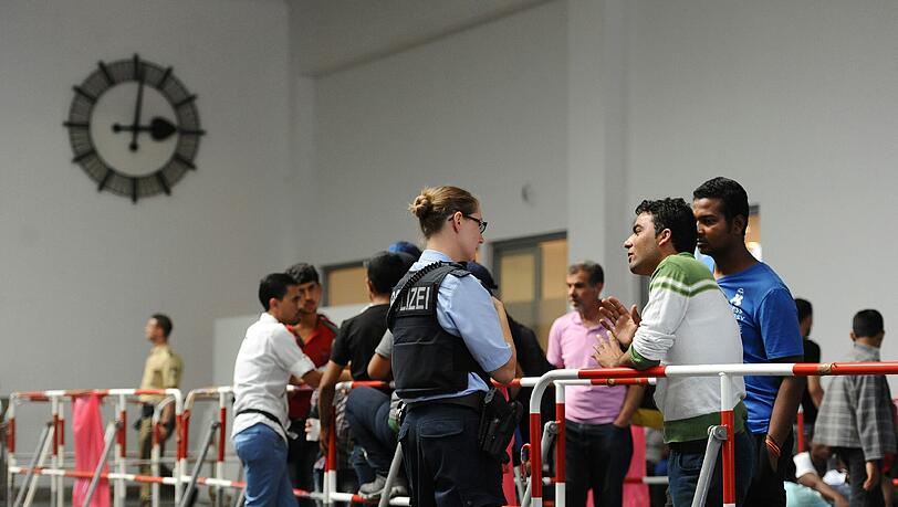 Die Flüchtlinge, die am Hauptbahnhof in München angekommen sind, sind von der Bundespolizei registriert und in verschiedene Erstaufnahmeeinrichtungen in Bayern gebracht worden. Die Flüchtlinge, die am Hauptbahnhof in München angekommen sind, sind von der Bundespolizei registriert und in verschiedene Erstaufnahmeeinrichtungen in Bayern gebracht worden.