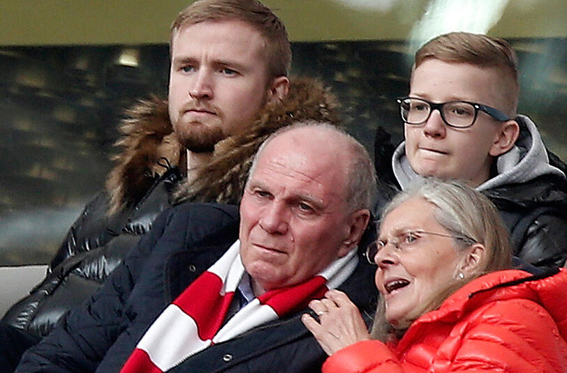 Auch das Bayern-Heimspiel gegen Eintracht Frankfurt sah sich Uli Hoeneß gemeinsam mit seiner Frau Susi an.