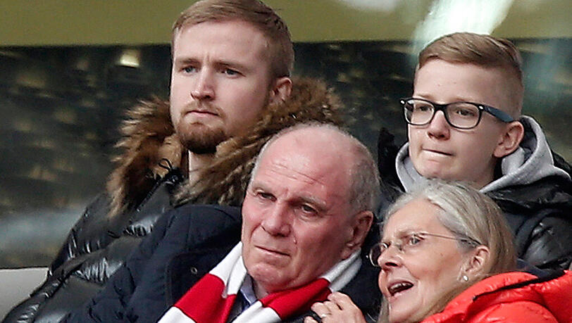 Auch das Bayern-Heimspiel gegen Eintracht Frankfurt sah sich Uli Hoeneß gemeinsam mit seiner Frau Susi an. Auch das Bayern-Heimspiel gegen Eintracht Frankfurt sah sich Uli Hoeneß gemeinsam mit seiner Frau Susi an.