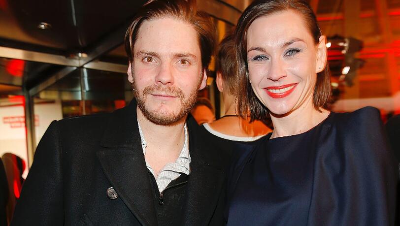 Daniel Brühl und Christiane Paul beim Empfang der Filmstiftung NRW im Rahmen der 64. Berlinale. Daniel Brühl und Christiane Paul beim Empfang der Filmstiftung NRW im Rahmen der 64. Berlinale.