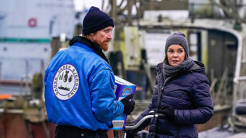 "Strandgut - Der Usedom-Krimi": Karin Lossow (Katrin Sass) will Morten (Joen Hojerslev) mit einer Kiste Schnaps milde stimmen