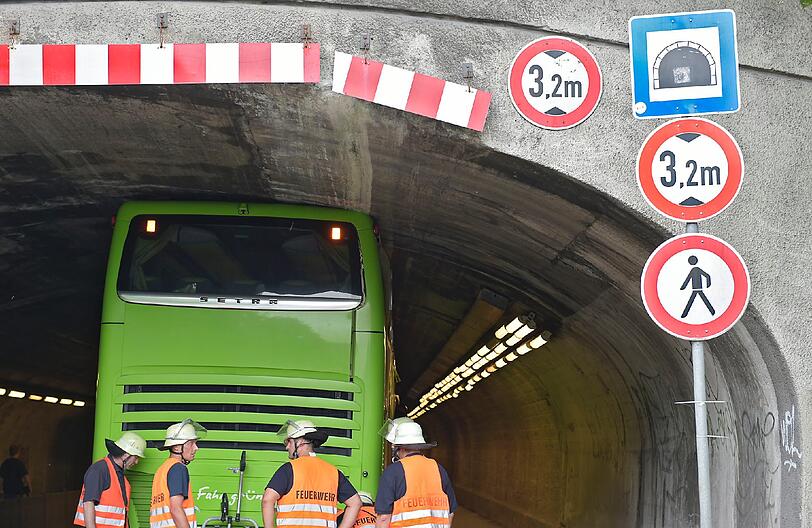 Ein Doppeldeckerbus steckt in der Laimer Röhre fest.
