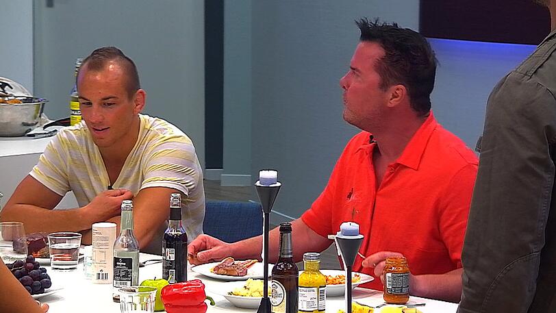 Prinz Marcus freut sich über ein Steak.