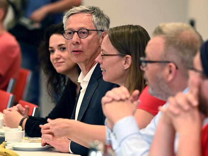 Die SPD-Landesvorsitzende Sascha Karolin Aulepp (M) und Bremens Bürgermeister Carsten Sieling (2.v.l.) beim Auftakt der Koalitionsverhandlungen.