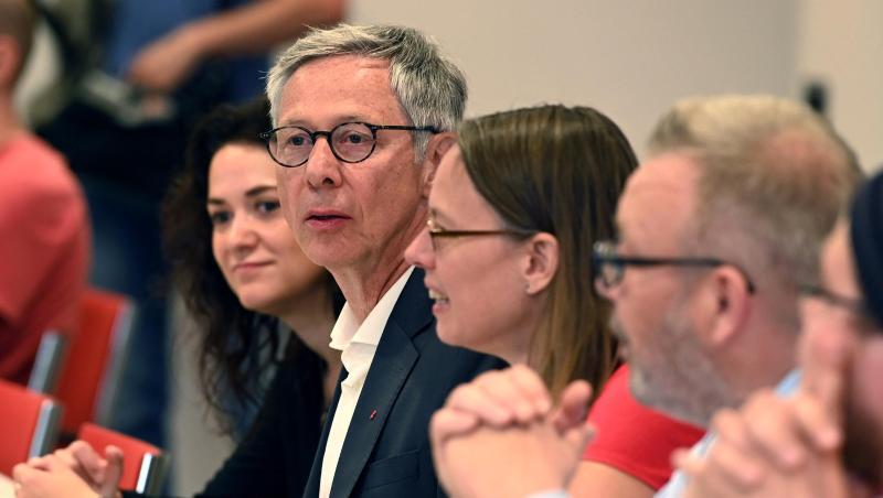 Die SPD-Landesvorsitzende Sascha Karolin Aulepp (M) und Bremens Bürgermeister Carsten Sieling (2.v.l.) beim Auftakt der Koalitionsverhandlungen. Die SPD-Landesvorsitzende Sascha Karolin Aulepp (M) und Bremens Bürgermeister Carsten Sieling (2.v.l.) beim Auftakt der Koalitionsverhandlungen.