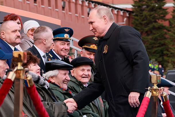 Vor dem Hintergrund des Krieges in der Ukraine war in diesem Jahr kein ausländischer Staatsgast bei den Feierlichkeiten zum 9. Mai in Moskau dabei. Vor dem Hintergrund des Krieges in der Ukraine war in diesem Jahr kein ausländischer Staatsgast bei den Feierlichkeiten zum 9. Mai in Moskau dabei.