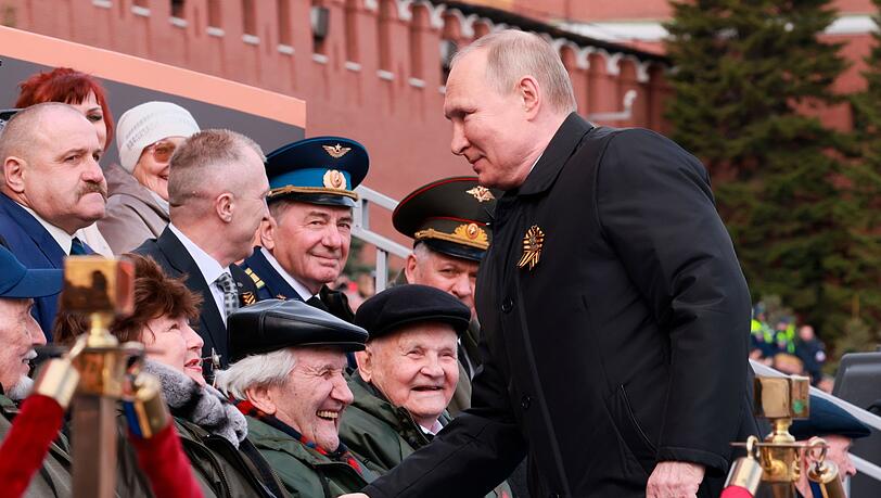 Vor dem Hintergrund des Krieges in der Ukraine war in diesem Jahr kein ausländischer Staatsgast bei den Feierlichkeiten zum 9. Mai in Moskau dabei. Vor dem Hintergrund des Krieges in der Ukraine war in diesem Jahr kein ausländischer Staatsgast bei den Feierlichkeiten zum 9. Mai in Moskau dabei.
