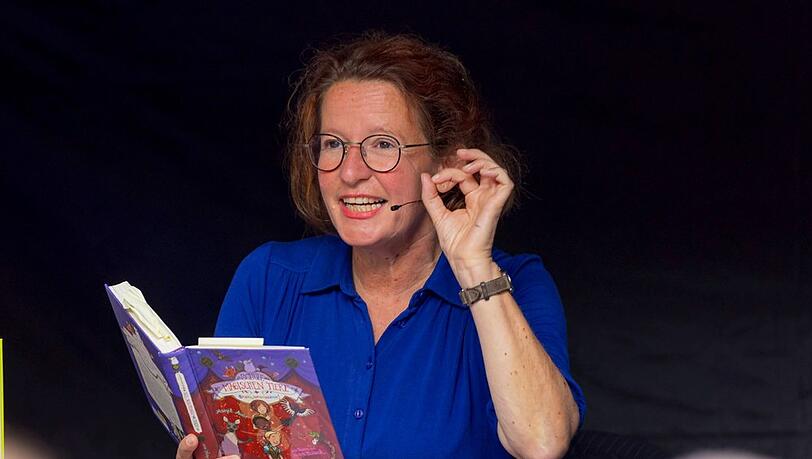 Bestsellerautorin Margit Auer bei einer Lesung. Bestsellerautorin Margit Auer bei einer Lesung.