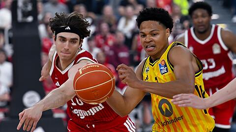 Bayern-Profi Jessup (l) und Berlins Kayil k&auml;mpfen um den Ball.