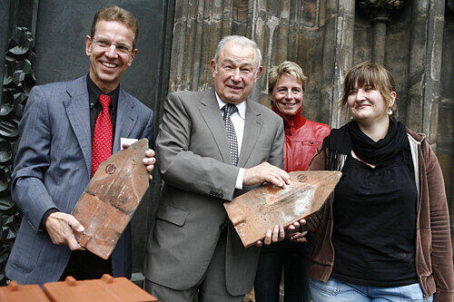 Dekan Jürgen Körnlein (li.) und Sabine Popp (2. v. re.) freuen sich über Günther Becksteins Engagement. Studentin Britta Wagner kaufte ihm einen Ziegel ab.