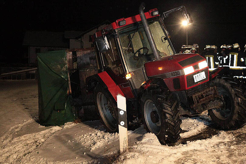 Unfall mit Schweine-Hänger auf der Staatsstraße 2084 in Richtung Schwindegg. Die Bilder