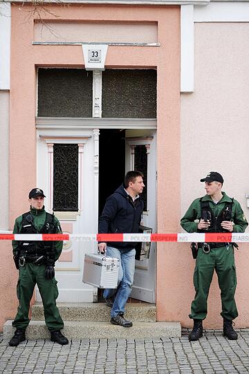 Ein Hinterhof in Lichtenberg: Die Polizei geht neuen Hinweisen nach und sucht nach der Leiche der vermissten Peggy
