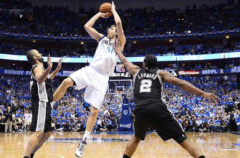 Dirk Nowitzki hat mit seinen Dallas Mavericks das entscheidende siebte Spiel in den NBA-Playoffs gegen die San Antonio Spurs erreicht.